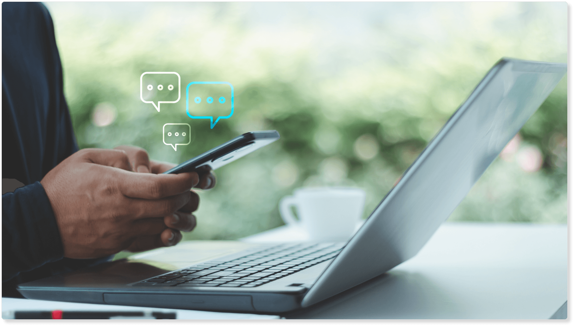 AIを活用した社内FAQ・社員教育のために、社員がスマートフォンとパソコンを使って、AIミナライ チャットボットの設定を簡単に行なっている様子